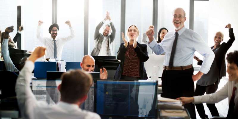 Vertieb und Verkauf Symbolbild jubelnde Vertriebsmannschaft